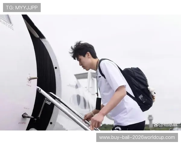 杨瀚森 NBA 选秀夜藏爱！袖口绣女友名 + 情侣手链实锤，青梅竹马太甜了